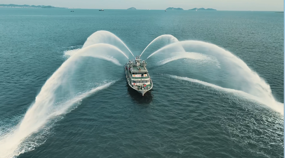 “大消1号”专职消防船！国内首艘、亚洲最大消防级别，“FI-FI Ⅲ  ”级对外消防系统，由大连连美消防提供。